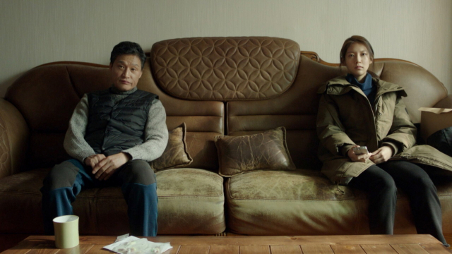 영화 '혼자 사는 사람들' 스틸 컷. 진아가 사람들과 담을 쌓고 살게 된 배경에는 어린 시절 아버지와의 폭력적 이별이 있었다. 더쿱 제공
