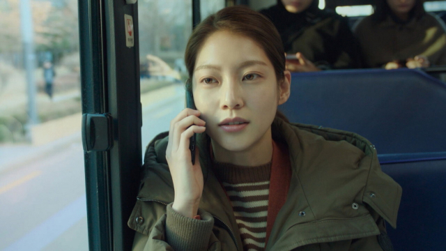 영화 '혼자 사는 사람들' 속 진아는 매번 돌아가신 어머니의 휴대폰으로 전화를 걸어오는 아버지가 못마땅하다. 더쿱 제공