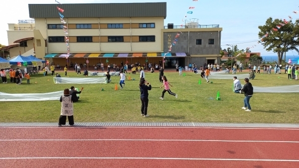 하원초등학교(교장 박광철)는 지난달 30일 학부모를 초청한 가운데 ‘하원 어린이 놀이터’ 운동회를 열었다.