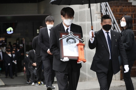 이외수 작가의 발인식이 4월29일 춘천 호반장례식장에서 엄수됐다.