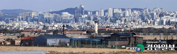 다가오는 대선과 지방선거를 앞두고 수원화성 군 공항 이전 추진이 탄력을 받을 수 있을지 주목되고 있다. 사진은 6일 수원시 도심과 화성시 경계에 위치한 공군 제10전투비행단 군 공항. 2022.2.6 /임열수기자pplys@kyeongin.com