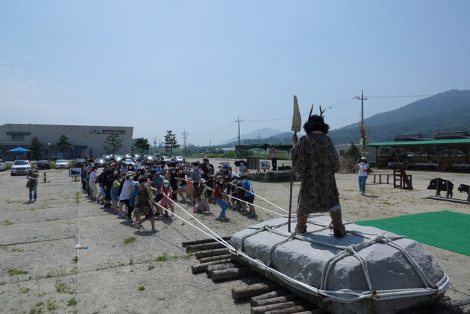 인천 강화군이 어린이들을 위해 하점면 부근리에 있는 강화고인돌 공원에서 '강화 고인돌 선사체험' 프로그램을 운영한다. 2022.5.1 /강화군 제공