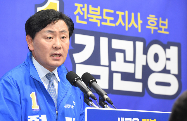 김관영 더불어민주당 전북도지사 후보가 2일 전북도의회 브리핑룸에서 열린 기자회견에서 '경선 과정에서의 갈등을 봉합하고 원팀으로 지방선거에 승리하겠다'며 대통합을 강조하고 있다. 오세림 기자