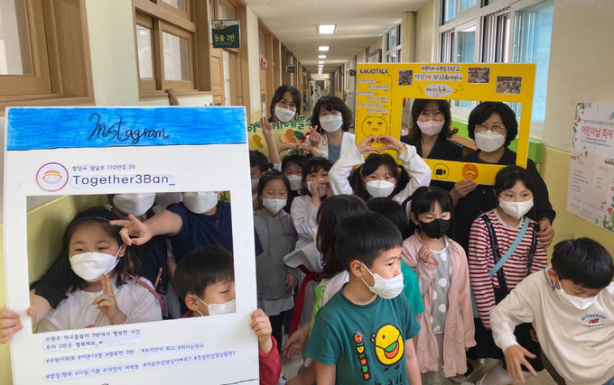 수원시 관계자들이 어린이날을 맞아 보육·아동시설을 격려하기 위해 방문한 다함께돌봄센터에서 어린이들과 기념촬영을 하고 있다. /수원시 제공