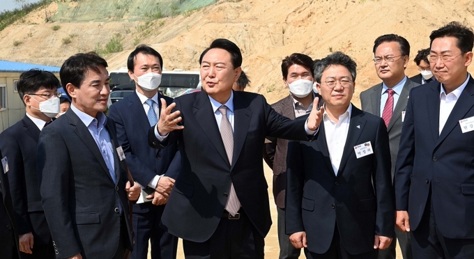 윤석열 대통령 당선인이 4일 원주시 부론산업단지를 방문해 참석자들과 이야기를 나누고 있다.