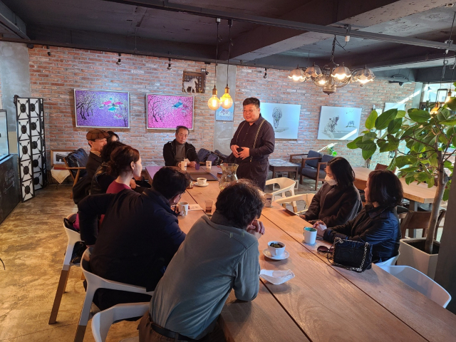 지난 2월 18일 창원 엠버브라운에서 열린 아트스탁 도내 참여 작가 전시회에서 김진호 아트스탁 대표가 이야기를 하고 있다.
