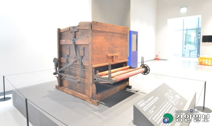 안산산업역사박물관에 전시된 목제 솜틀기. 화학섬유의 발전으로 자취를 감췄지만, 근현대 서민들의 의생활사의 한 장면을 상징한다.