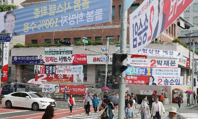 사진은 지난 2018년 6·13 지방선거와 국회의원 재·보궐선거 현수막. 부산일보DB
