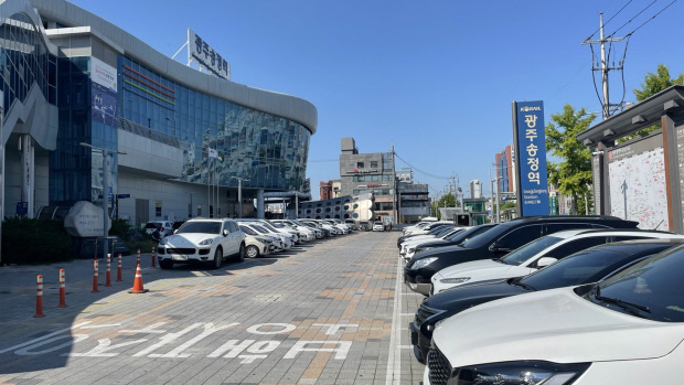 광주송정역 인근 사설주차장의 요금표(왼쪽)와 빈 자리 없이 차가 들어선 광주송정역 부설주차장 모습.