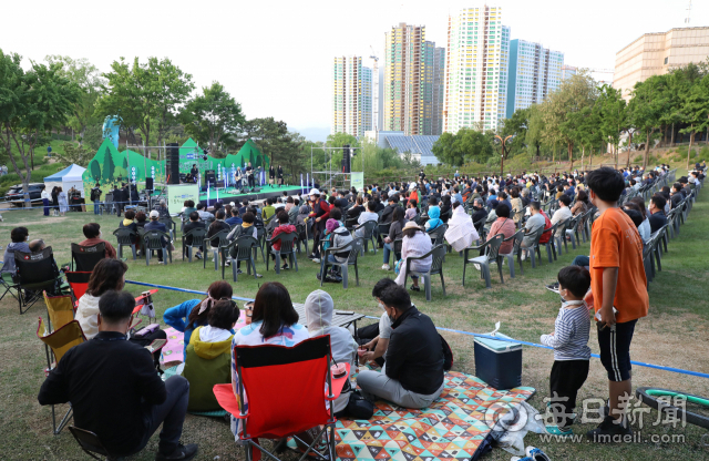 사회적 거리두기와 실외 마스크 착용 의무가 해제된 이후 첫 주말인 지난 7일 오후 대구 서구 이현공원을 찾은 시민들이 '숲속 열린음악회'를 감상하고 있다. 정운철 기자 woon@imaeil.com