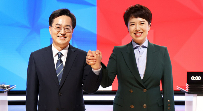 9일 오후 경기·인천언론인클럽과 인천경기기자협회 주최로 SK브로드밴드 수원방송 스튜디오에서 열린 '경기도지사 후보자 초청 토론회'에서 김동연 더불어민주당 경기도지사 후보(왼쪽)와 김은혜 국민의힘 경기도지사 후보가 손을 맞잡고 기념 촬영하고 있다. 2022.5.9 /인천경기기자협회 공동취재단