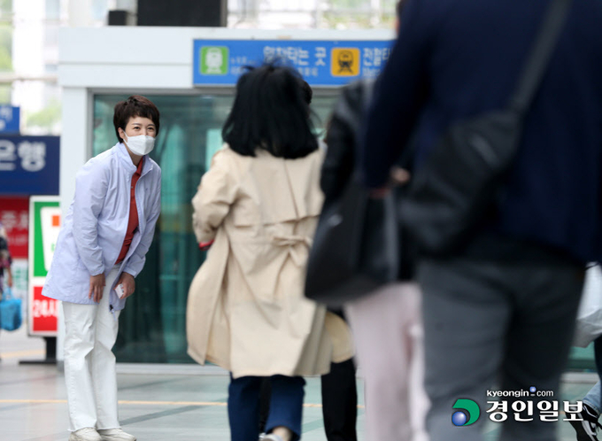 10일 오전 김은혜 국민의힘 경기도지사 후보가 안양시 안양역 앞에서 도민들에게 출근길 인사를 나눴다. 2022.5.10 /김은혜 캠프 제공