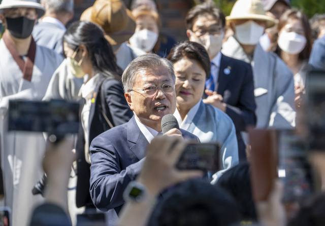 문재인 전 대통령이 10일 오후 양산시 하북면 평산마을에 도착해 지지자들에게 인사말을 하고 있다./성승건 기자/