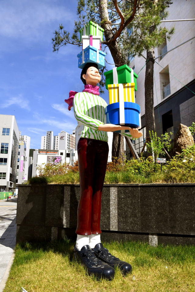 남명엔스퀘어 야외에 설치된 김경민 작가의 작품.
