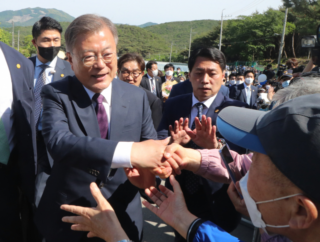 문재인 전 대통령 내외가 10일 오후 경남 양산시 하북면 평산마을 사저로 이동하며 지지자들과 인사하고 있다. 정대현 기자 jhyun@