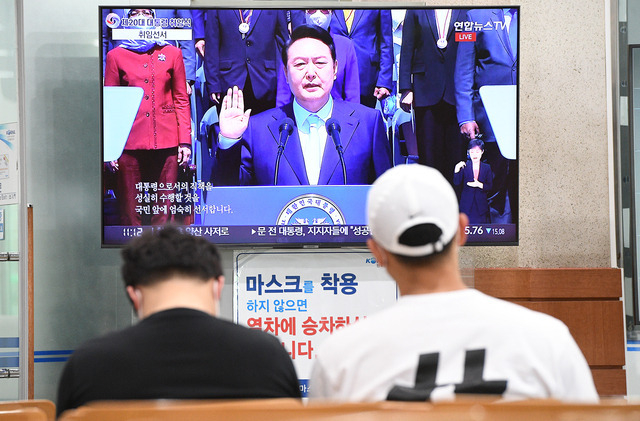 제20대 윤석열 대통령 취임식이 열린 10일 전주역 대합실에서 시민들이 방송 중 계를 통해 취임식을 지켜보고 있다. 오세림 기자