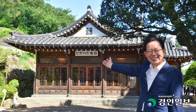 더불어민주당 박남춘 인천시장 후보가 '인천시민애집'을 소개하고 있다. 2022.5.9 /조재현기자 jhc@kyeongin.com