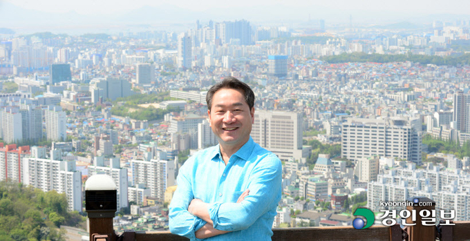 국민의힘 유정복 인천시장 후보가 모처럼 찾은 문학산 정상에서 포즈를 취했다. 2022.5.10 /김용국기자 yong@kyeongin.com
