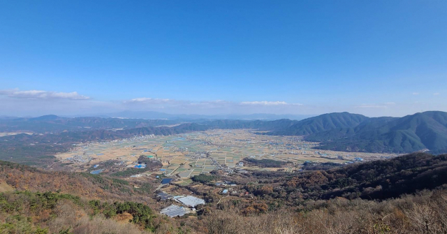 합천 대암산 정상에서 촬영한 ‘한반도 최초 운석충돌구’인 ‘적중-초계분지’ 전경. 지질자원연구원 제공