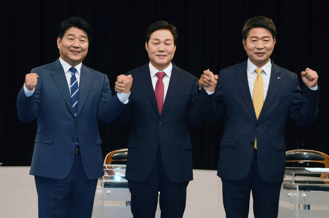 양문석(왼쪽부터) 더불어민주당 후보, 박완수 국민의힘 후보, 여영국 정의당 후보가 11일 오후 KBS창원방송총국에서 열린 6·1지방선거 경남도지사 후보 토론회에 앞서 기념촬영을 하고 있다./성승건 기자/