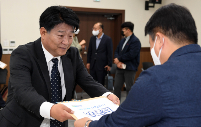 6.1지방선거 후보 등록이 시작된 12일 오전 경상남도선거관리위원회를 찾은 더불어민주당 양문석 후보가 경남도지사 후보 등록을 하고 있다./성승건 기자/