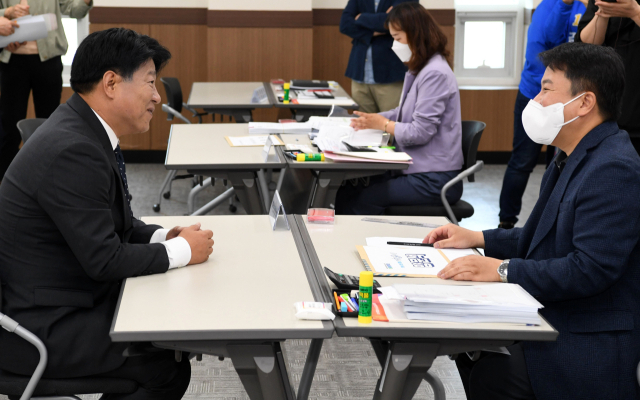 6.1지방선거 후보 등록이 시작된 12일 오전 경상남도선거관리위원회를 찾은 더불어민주당 양문석 후보가 경남도지사 후보 등록을 하고 있다./성승건 기자/