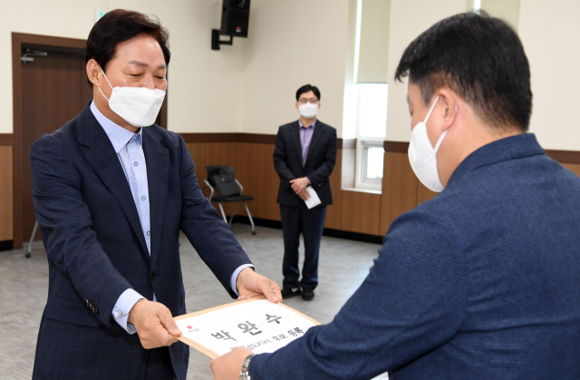 6.1지방선거 후보 등록이 시작된 12일 오전 경상남도선거관리위원회를 찾은 국민의힘 박완수 후보가 경남도지사 후보 등록을 하고 있다./성승건 기자/