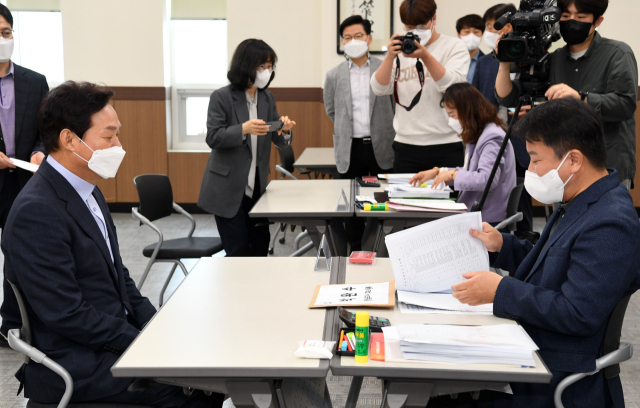 6.1지방선거 후보 등록이 시작된 12일 오전 경상남도선거관리위원회를 찾은 국민의힘 박완수 후보가 경남도지사 후보 등록을 하고 있다./성승건 기자/