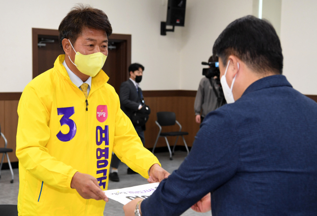 6.1지방선거 후보 등록이 시작된 12일 오전 경상남도선거관리위원회를 찾은 정의당 여영국 후보가 경남도지사 후보 등록을 하고 있다./성승건 기자/