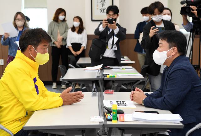 6.1지방선거 후보 등록이 시작된 12일 오전 경상남도선거관리위원회를 찾은 정의당 여영국 후보가 경남도지사 후보 등록을 하고 있다./성승건 기자/