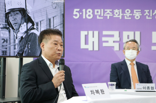 12일 오후 5·18민주화운동진상규명조사위원회 서울 사무소에서 진행된 대국민 보고회에서 차복환씨가 자신이 사진 속의 김군이라고 밝히고 있다. <5·18민주화운동진상규명조사위원회 제공>