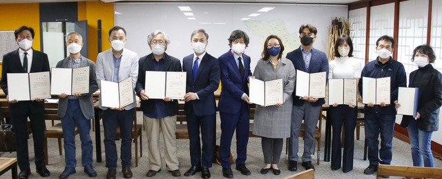 전주시는 12일 전주시장실에서 전주시립미술관 건립추진위원회 및 자문위원회 위원들이 참석한 첫 회의를 개최했다. 사진제공=전주시