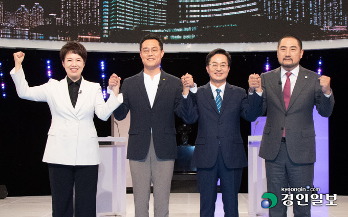 12일 저녁 서울시 영등포구 KBS 본관 스튜디오에서 열린 KBS 주관 6·1 지방선거 경기도지사 후보자 초청 방송토론회에서 국민의힘 김은혜 후보(왼쪽부터), 정의당 황순식 후보, 더불어민주당 김동연 후보, 무소속 강용석 후보가 토론회에 앞서 기념촬영을 하고 있다. 2022.5.12 /경기사진공동취재단