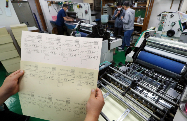 6·1 지방선거를 앞두고 각 지역에서 투표용지 인쇄가 시작됐다. 16일 오후 부산 부산진구의 한 인쇄소에서 선관위 직원이 인쇄된 구청장과 구의원 투표용지를 살펴보고 있다. 정종회 기자 jjh@