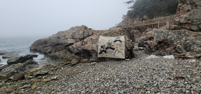 지난해 영도에서 진행된 '부유의 시간' 현장. 절영해안로를 따라 걸으며 다양한 예술적 경험을 마주할 수 있었다. 오금아 기자