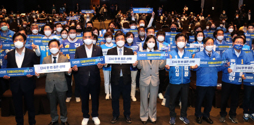 더불어민주당 대전시당 6·1지방선거 필승결의 선거대책위원회 회의가 17일 대전 유성구 호텔ICC웨딩홀에서 열린 가운데 윤호중·박지현 공동비상대책위원장 및 허태정 대전시장 후보 등 각 후보자들이 필승을 결의하고 있다. 최은성 기자