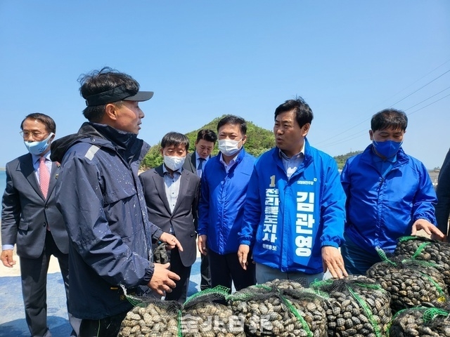 부안 위도에 도착한 김관영 후보가 어민들과 대화를 나누고 있다. 사진=김윤정 기자 