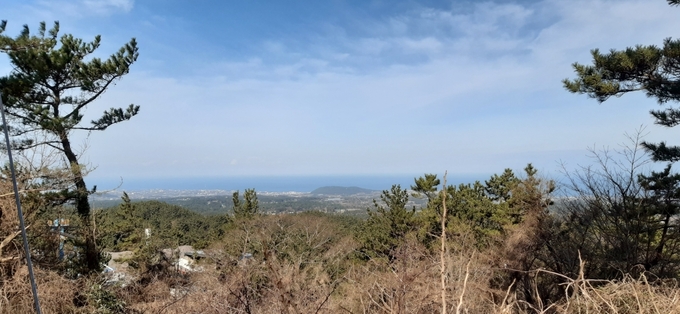 거문덕이 정상에서 바라본 주변 경관