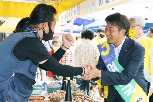 정의당 여영국 경남도지사 후보가 19일 창원시 성산구 상남시장에서 시민과 악수를 하고 있다./김승권 기자/