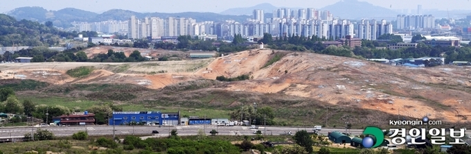 수원화성 효행지구 도시개발사업의 토지이용계획안이 지난달 결정되며 6년 만에 사업이 본 궤도에 오르게 됐다. 사진은 청동기 시대 집터 등 유적지 발굴로 개발사업이 미뤄진 수원화성 효행지구. 2022.5.19 /임열수기자 pplys@kyeongin.com