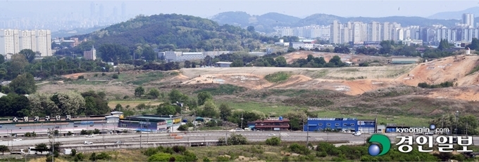수원화성 효행지구 도시개발사업의 토지이용계획안이 지난달 결정되며 6년 만에 사업이 본 궤도에 오르게 됐다. 사진은 청동기 시대 집터 등 유적지 발굴로 개발사업이 미뤄진 수원화성 효행지구. 2022.5.19 /임열수기자 pplys@kyeongin.com