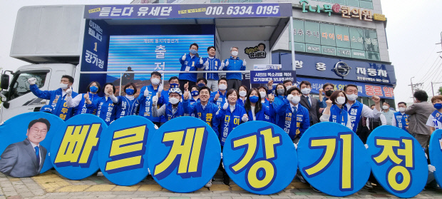 6·1 전국동시지방선거 공식 선거운동 첫날을 맞은 19일 오전 광주 광산구 신가동 한 교차로에서 더불어민주당 강기정 광주시장 후보와 선거운동원이 지지를 호소하고 있다. /나명주 기자 mjna@kwangju.co.kr
