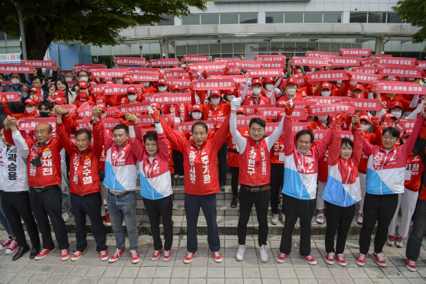 19일 주기환 광주시장 후보를 비롯한 광주지역 국민의힘 소속 출마자들이 광주역 앞 광장에서 출정식을 갖고 선거 승리를 다짐하고 있다. /김진수 기자 jeans@kwangju.co.kr