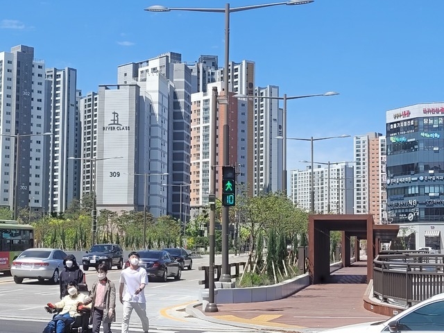 전주시 삼천을 가로질러 효천지구와 삼천동을 연결하는 효천교가 개통된 이후 지역에 새로운 활력을 불어넣고 있다. 사진은 19일 오전 효천교 일대 모습. /사진=김영호 기자