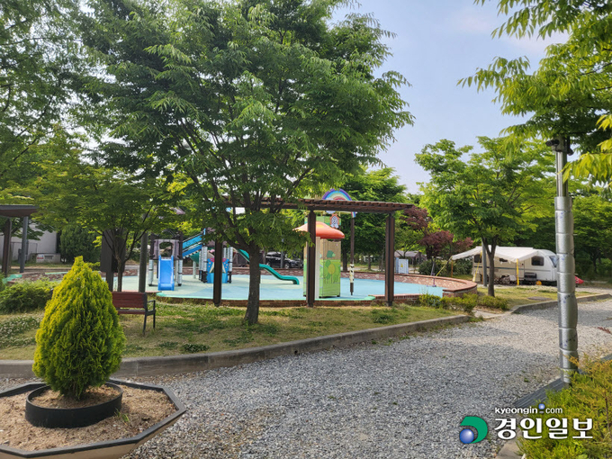 안산 화랑오토캠핑장 안에는 아이들이 뛰어놀 수 있는 놀이터와 짚라인이 마련돼 있다. 안산/황준성기자 yayajoon@kyeongin.com