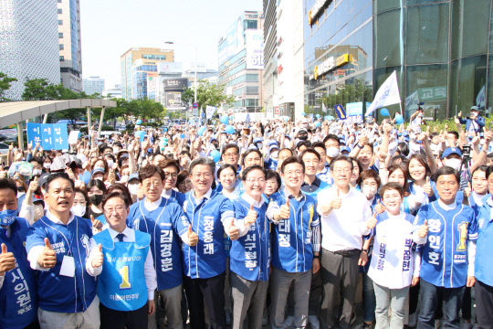 22일 대전 서구 둔산동에서 이재명 더불어민주당 총괄선대위원장과 6·1 지방선거에 나서는 허태정 대전시장 후보를 비롯한 각 후보들이 유권자 표심 공략에 나섰다. 사진=민주당 대전시당 제공
