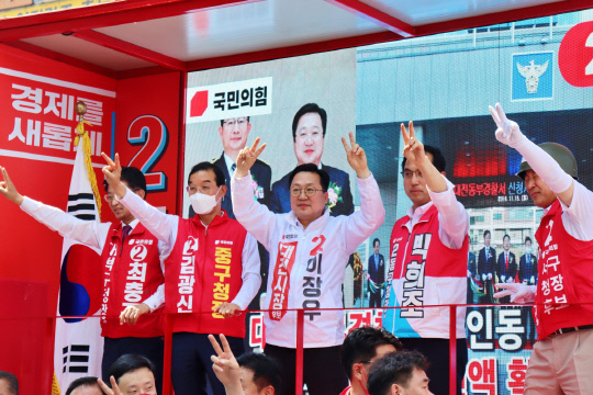 22일 대전 중구 으능정이문화의거리에서 이장우 대전시장 후보를 비롯한 국민의힘 각 후보자들이 합동유세를 열고 시민들에게 지지를 호소하고 있다. 사진=이장우 후보 캠프 제공