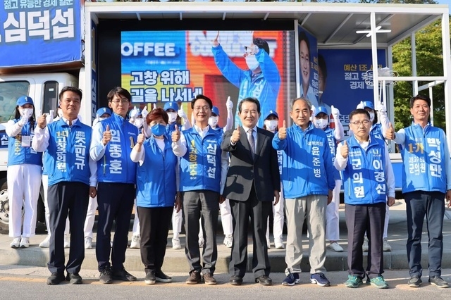 심덕섭 후보가 지난 21일 정세균 전 국무총리, 윤준병 의원과 고창읍 일대에서 합동유세를 벌이고 있다. 사진=심덕섭 후보 캠프 제공 