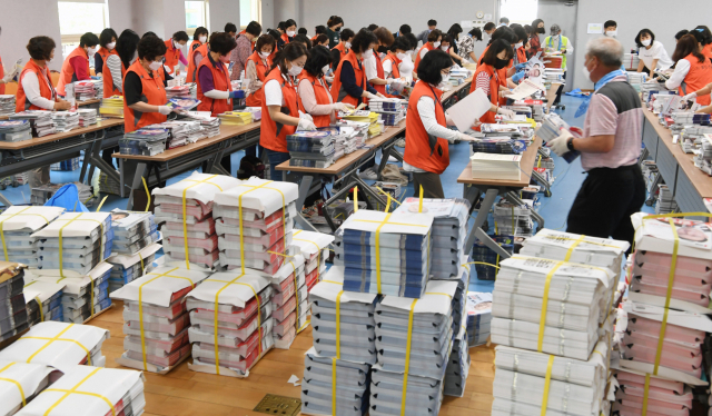 21일 창원시 반송동행정복지센터에서 관계자들이 제8회 전국동시지방선거 투표안내문 및 선거공보물 발송작업을 하고 있다./김승권 기자/