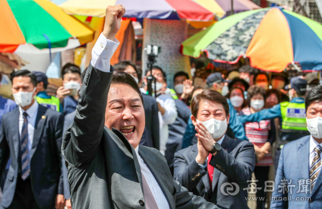 윤석열 대통령 당선자가 제20대 대통령선거에서 압도적 지지를 보내준 대구를 찾았다. 지난달 12일 오후 대구 중구 서문시장을 방문한 윤 당선자가 시장 상인들은 만나 인사를 나누고 어퍼컷 세레모니를 펼치고 있다. 안성완 기자 asw0727@imaeil.com